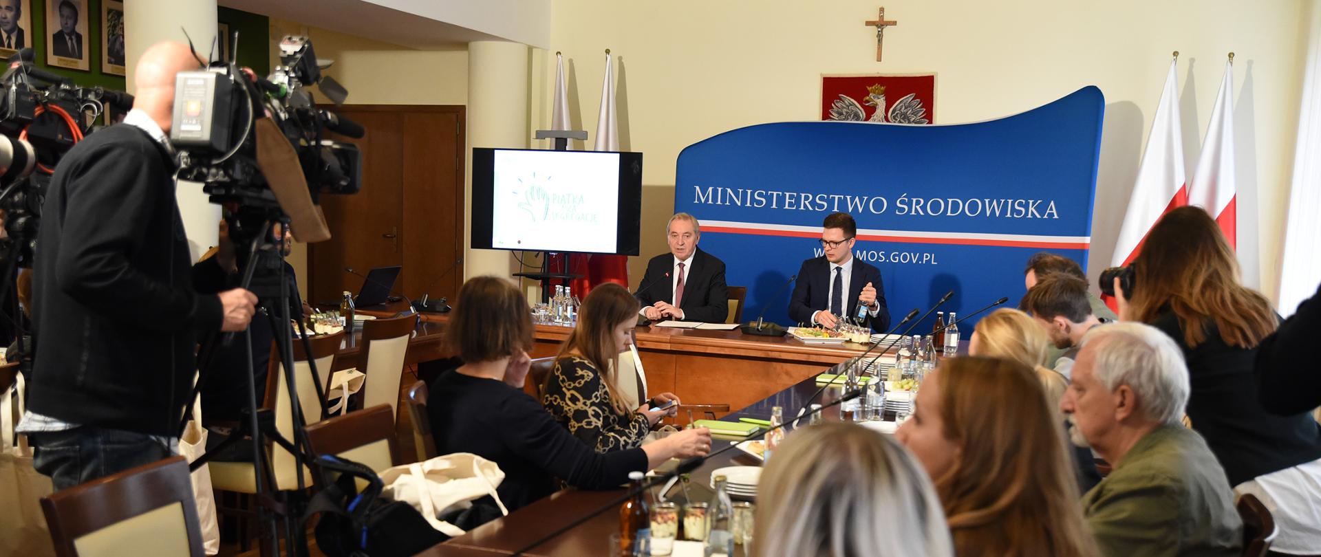 Konferencja prasowa ministra środowiska Henryka Kowalczyka dot. kampanii "Piątka za segregację"