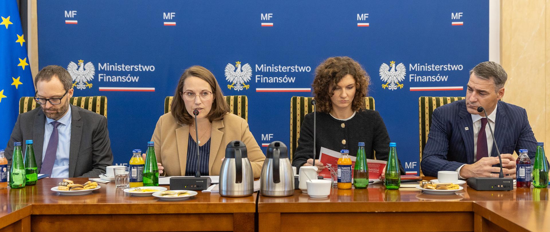 Zdjęcie: Minister finansów Magdalena Rzeczkowska przy stole w sali konferencyjnej podczas posiedzenia Rady