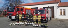 Pojazdy pożarnicze oraz druhowie gminy Żerków z zebranym sprzętem do przekazania ukraińskim strażakom