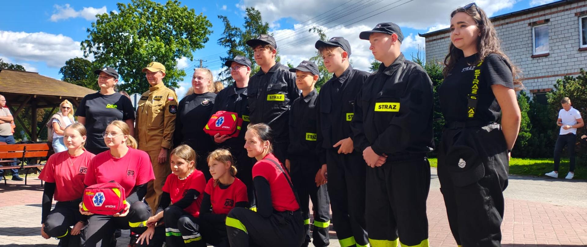 Zdjęcie grupowe z uczestnikami zawodów.