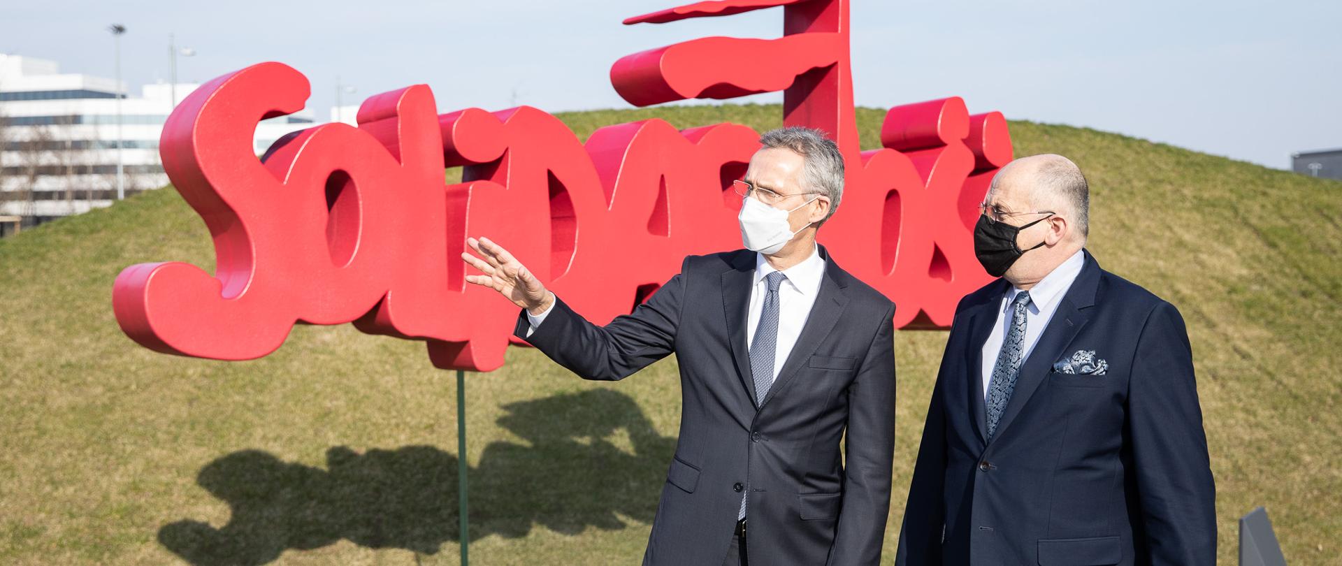 2021.03.24 Bruksela, Belgia. Minister Zbigniew Rau. NATO Oprowadzenie po punkcie szczepień w kwaterze głównej NATO z Sekretarzem Generalnym Jensem Stoltenbergiem.
