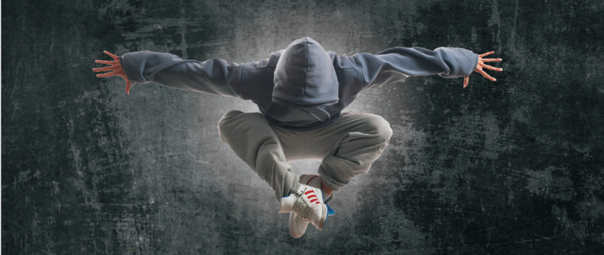 Chłopiec w kapturze na ciemnym tle