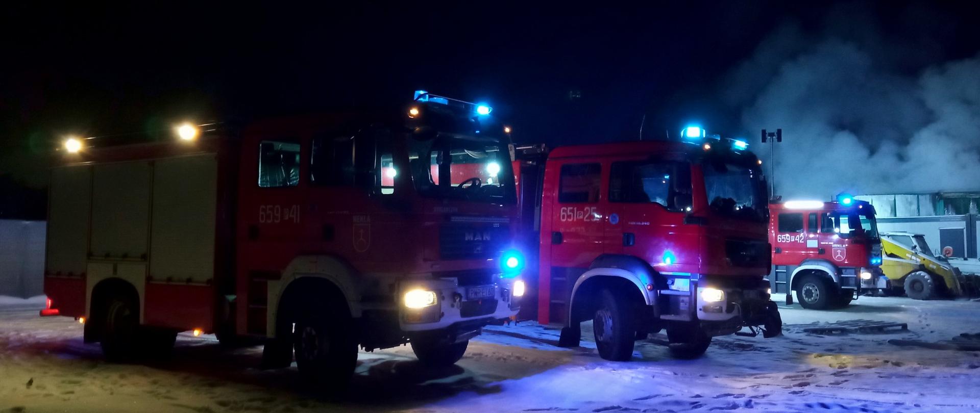 Zdjęcie przedstawia trzy wozy gaśnicze