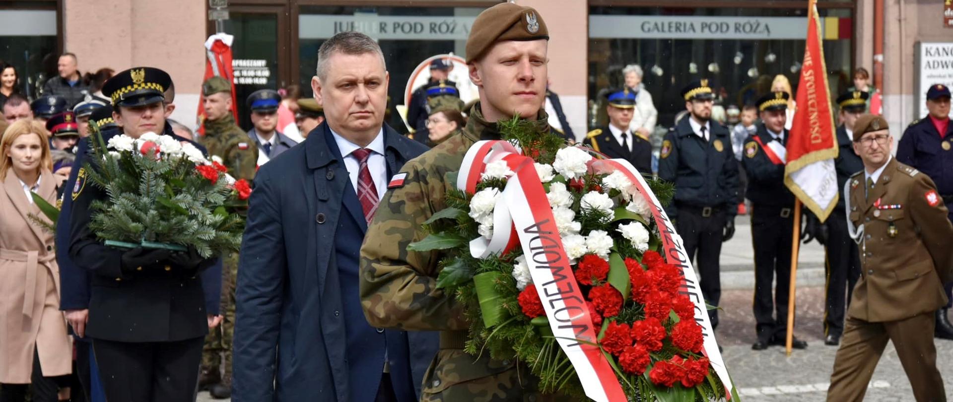 II Wicewojewoda Mazowiecki Artur Standowicz podczas uroczystości upamiętniających Ofiary katastrofy smoleńskiej