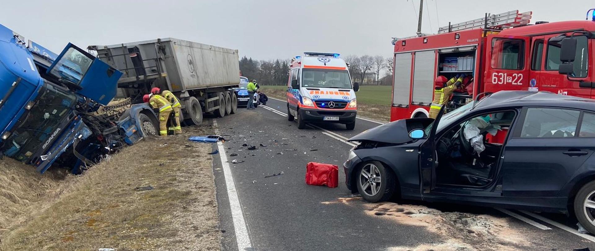Na zdjęciu widać rozbite pojazdy oraz wozy służ ratowniczych 