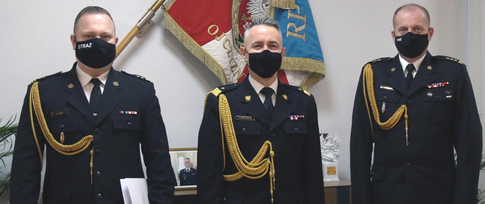 Uroczystość powołania - na zdjęciu uiczestnicy, w środku komendant główny PSP. Wszyscy są w maseczkach.