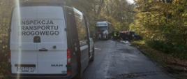 Na pierwszym planie (od lewej): tył oznakowanego furgonu zachodniopomorskiej Inspekcji Transportu Drogowego. W tle: przód rozbitej kabiny ciągnika siodłowego i wrak samochodu osobowego. Funkcjonariusze prowadzą czynności na miejscu wypadku.