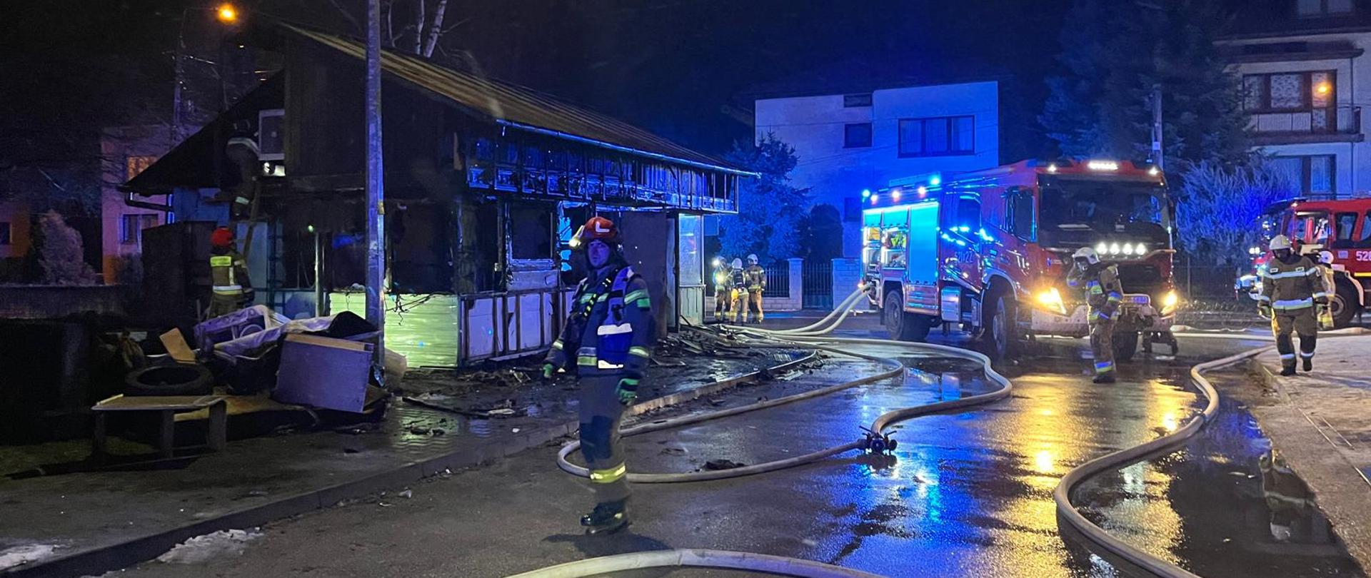 Pożar Proszowice - strażacy gaszą palący się obiekt