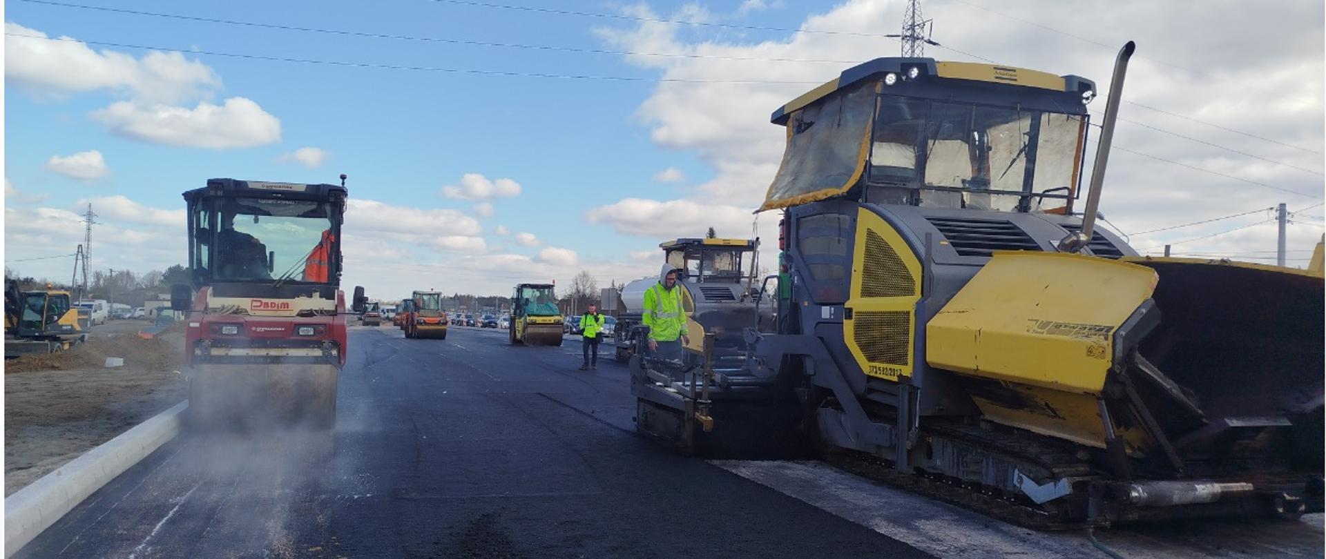 DK61_Michałów_Reginów, maszyny układające masę na rozbudowywanej drodze