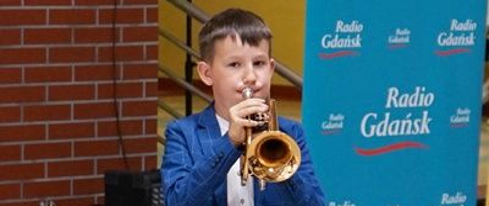 uczeń grający na trąbce