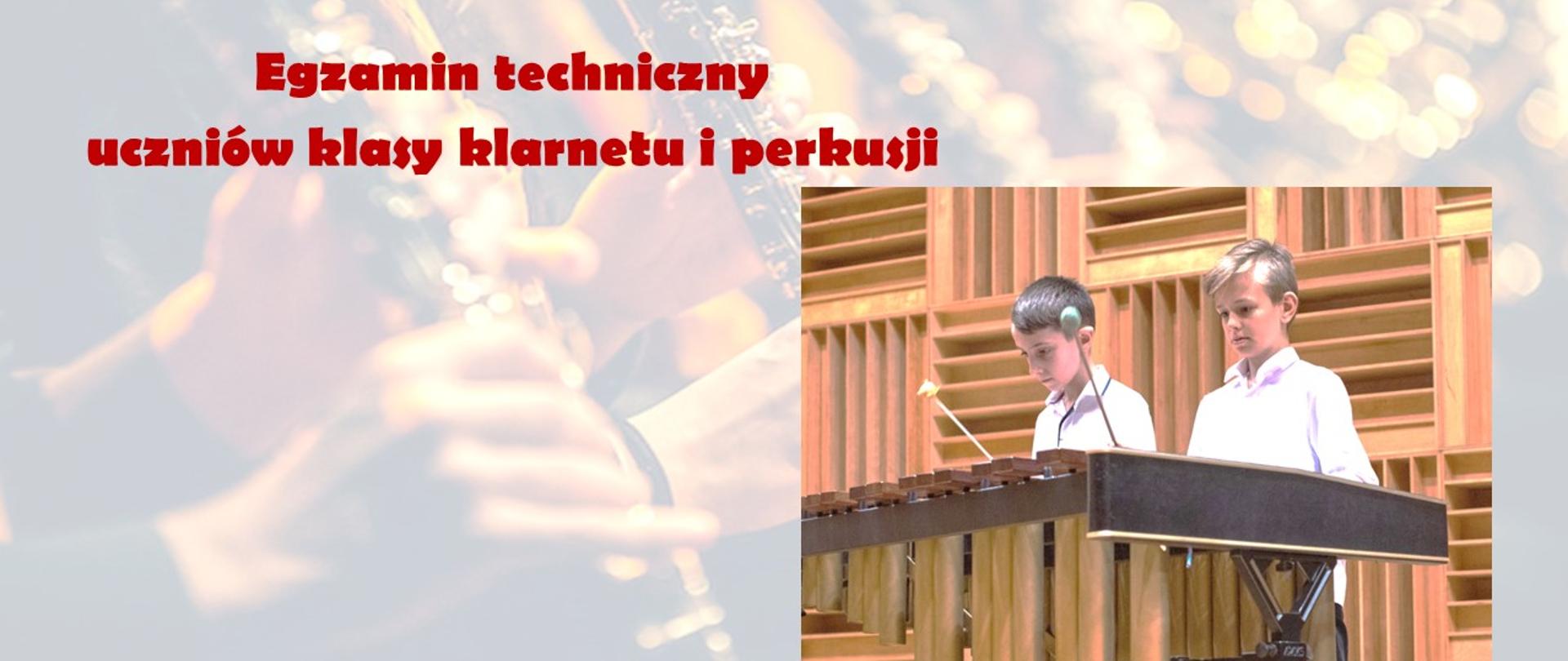 Zdjęcie z napisem w kolorze czerwonym Egzamin techniczny uczniów klasy klarnetu i perkusji; całość znajduje się na rozjaśnionym tle na którym widać dłonie grające na klarnecie, na tym tle jest zdjęcie dwóch chłopców w białych koszulach grające na wibrafonie