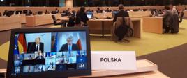 Monitor na którym widać uczestników Rady ECOFIN i salę obrad
