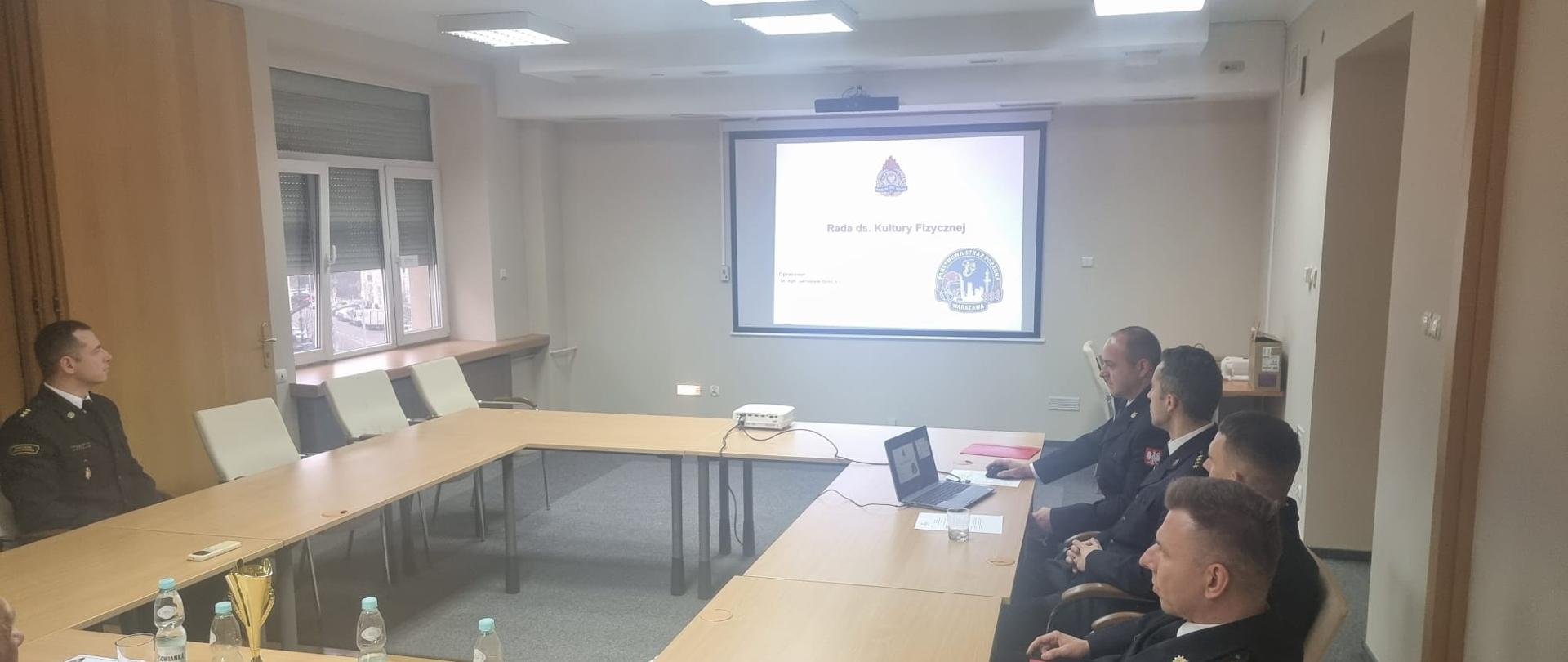 Na zdjęciu widoczni członkowie Rady, Przewodniczący przedstawia założenia, przy użyciu rzutnika i prezentacji multimedialnej 