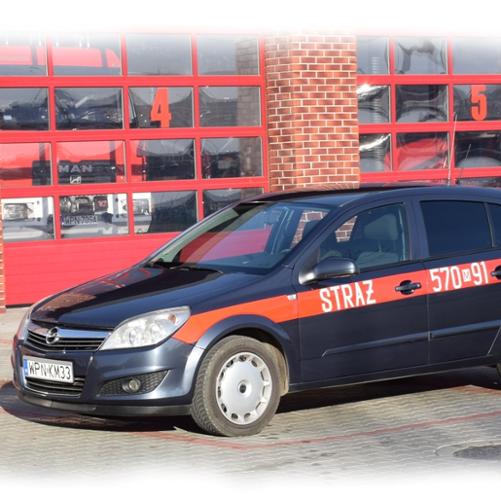 samochód pożarniczy, granatowy, operacyjny, ustawiony przed garażem, KP PSP Płońsk, 2020 r.