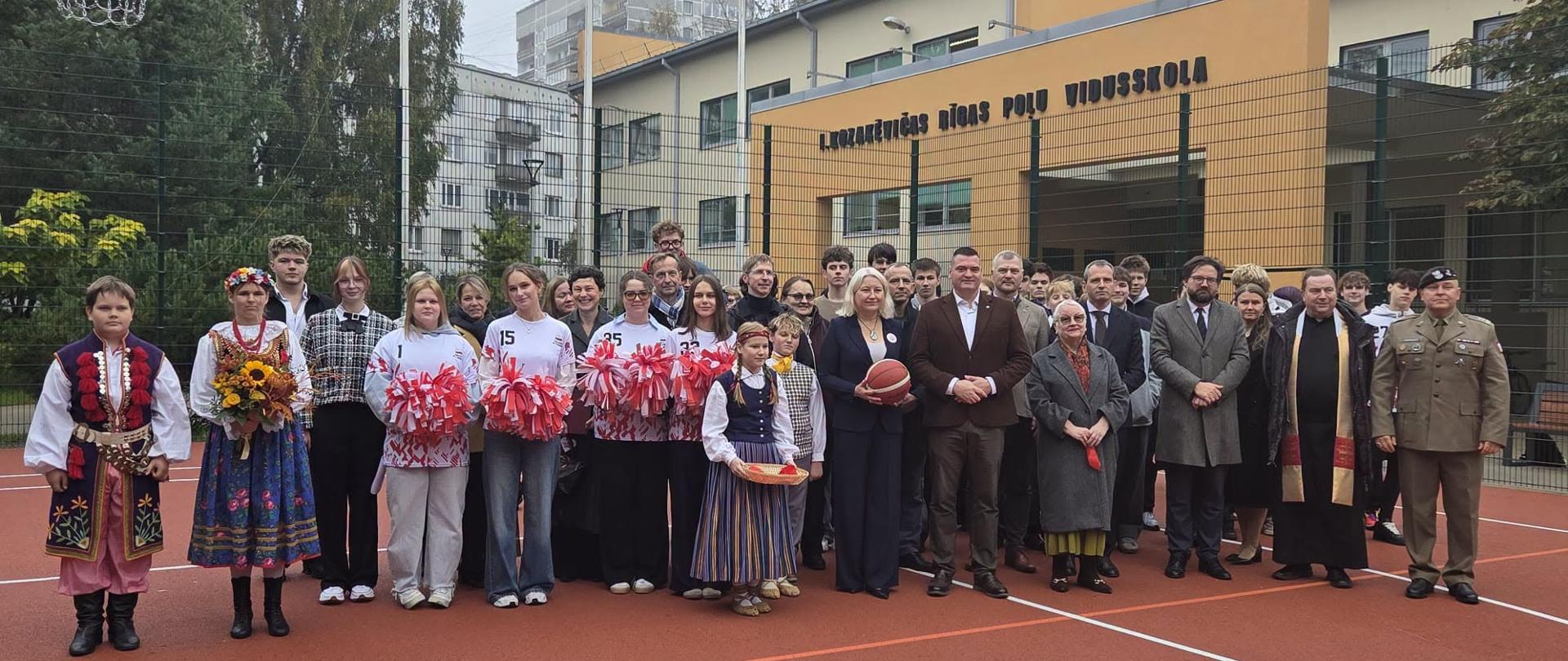 Nowy kompleks sportowy dla Polskiej Szkoły Średniej im. Ity Kozakiewicz w Rydze!
13 października przedstawiciele Ambasady wzięli udział w uroczystym otwarciu kompleksu sportowego przy Polskiej Szkole Średniej im. Ity Kozakiewicz w Rydze.