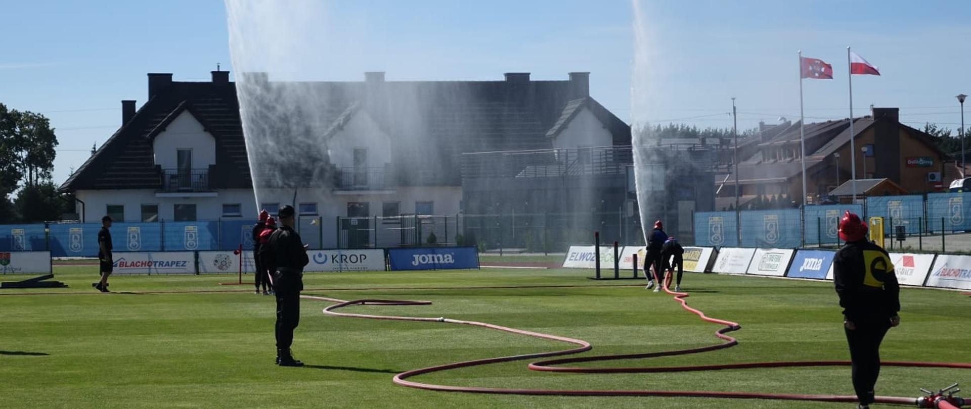 drużyna MDP podająca dwa prądy wody w trakcie rozwinięcia bojowego
