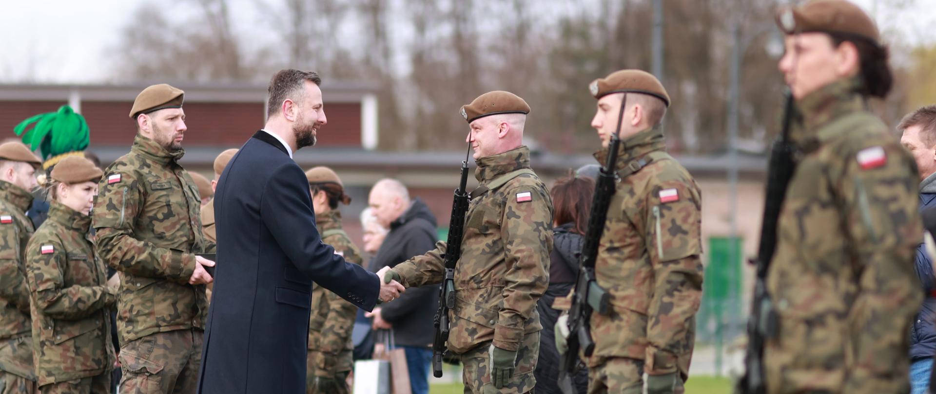 5 kwietnia br. (sobota) w Wieliczce, szef MON uczestniczył w uroczystej przysiędze wojskowej ochotników do służby w 11 Małopolskiej Brygady Obrony Terytorialnej. Przysięga była podsumowaniem 16-dniowego szkolenia podstawowego, podczas którego nowi żołnierze zdobywali wiedzę i umiejętności, które będą rozwijać w kolejnych etapach swojej służby. 