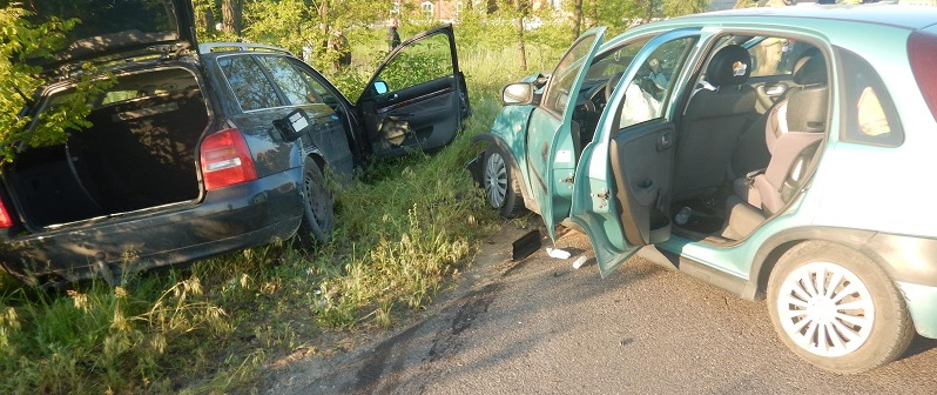 Zdjęcie przedstawia dwa samochody osobowe po wypadku drogowym
