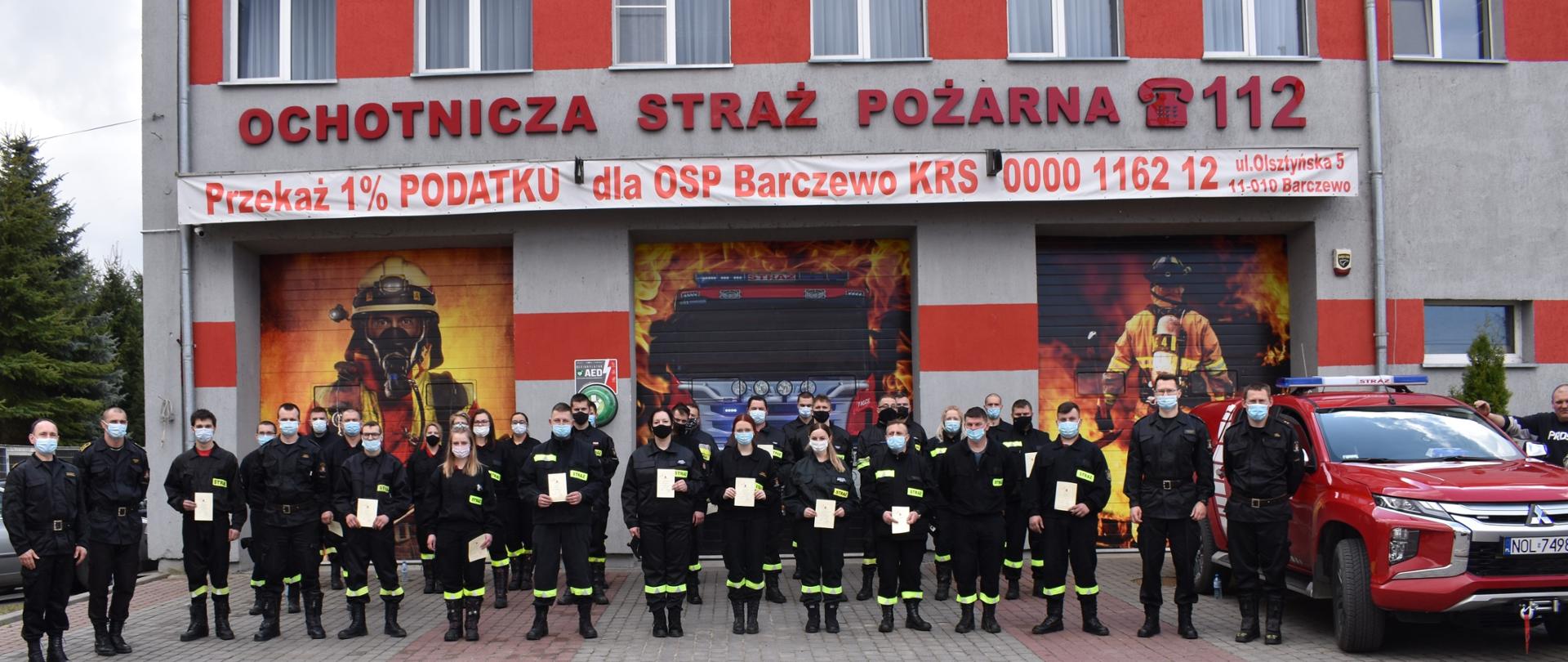 Zdjęcie przedstawia strażaków ratowników OSP w trakcje zakończenia szkolenia podstawowego w OSP Barczewo