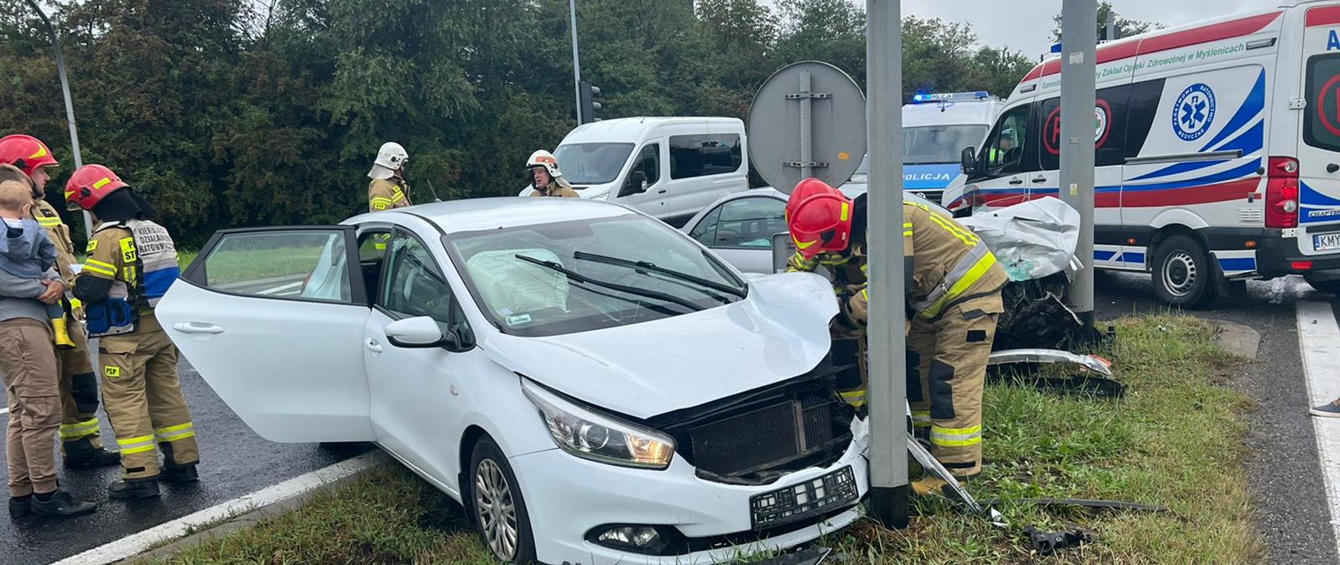Zdjęcie przedstawia uszkodzone samochody oraz strazaków - wypadek na DK7

