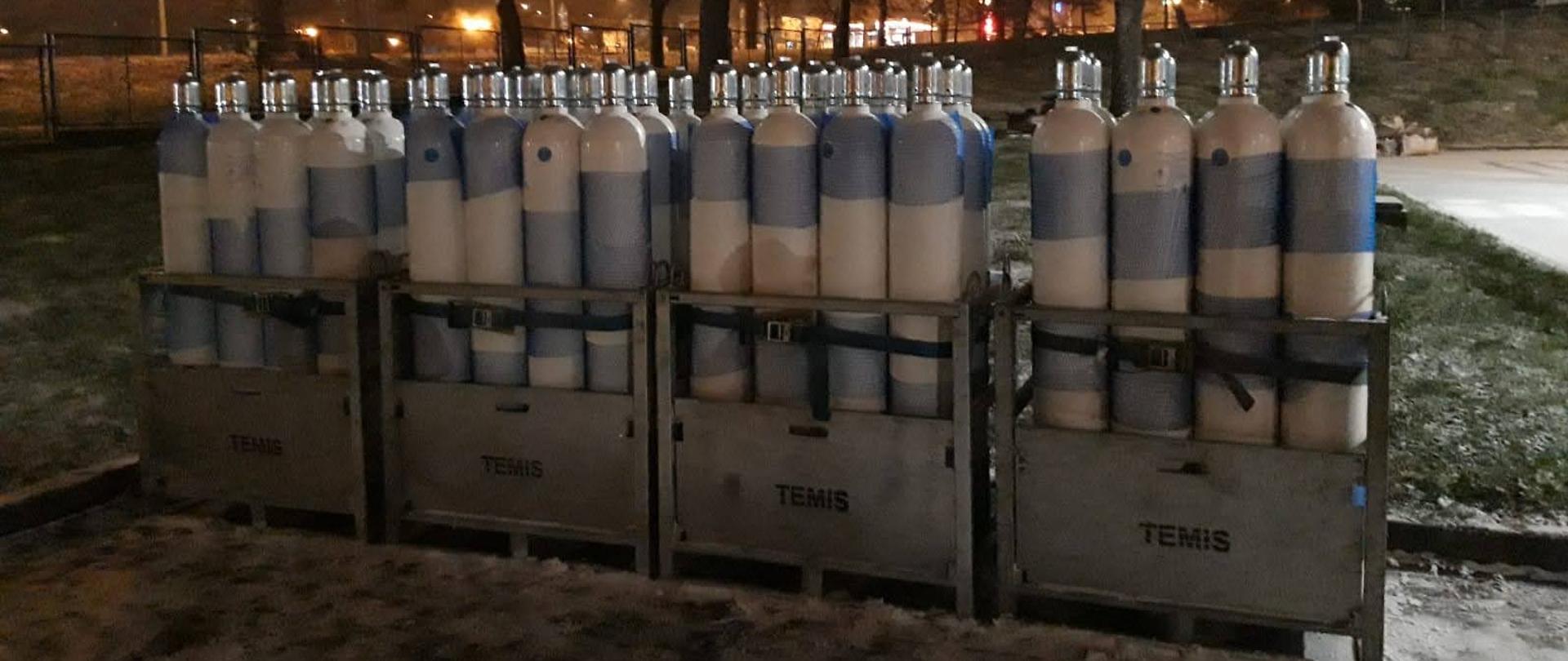 Zdjęcie przedstawia butle z tlenem.