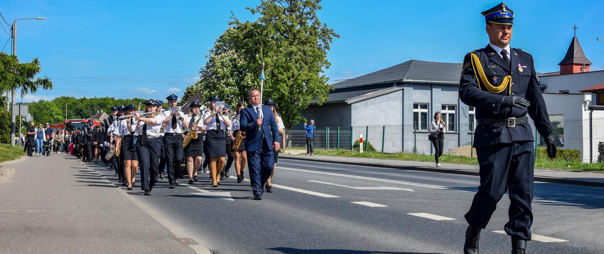 Przemarsz pododdziałów z kościoła pod jednostkę OSP Mścice ulicami miasta.