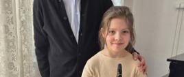 Zdjęcie przedstawia ucznia wraz z wykładowcą prowadzącym zajęcia podczas Międzynarodowej Konferencji Klarnetowej ClariCamp w Poznaniu.