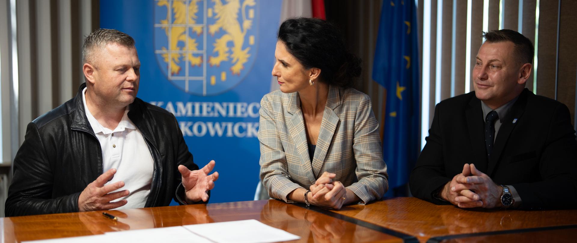 Podpisanie umowy z wykonawca w Kamieńcu Ząbkowickim 