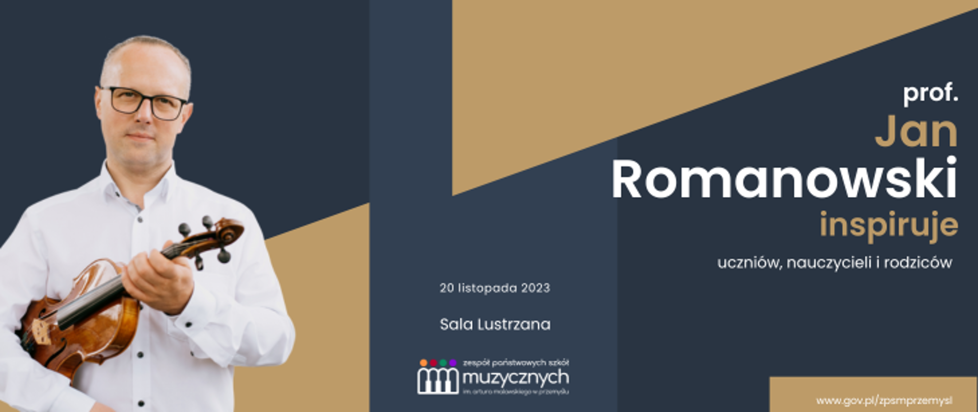 Tło złożone jest z granatowych, niebieskich i beżowych figur geometrycznych. Na ich tle z lewej strony znajduje się zdjęcie Jana Romanowskiego. Po środku widnieje tekst: 20 listopada 2023, sala lustrzana i logo szkoły. Po prawej widnieje napis: prof. Jan Romanowski inspiruje uczniów, nauczycieli i rodziców. Na dole znajduje się adres internetowy szkoły.