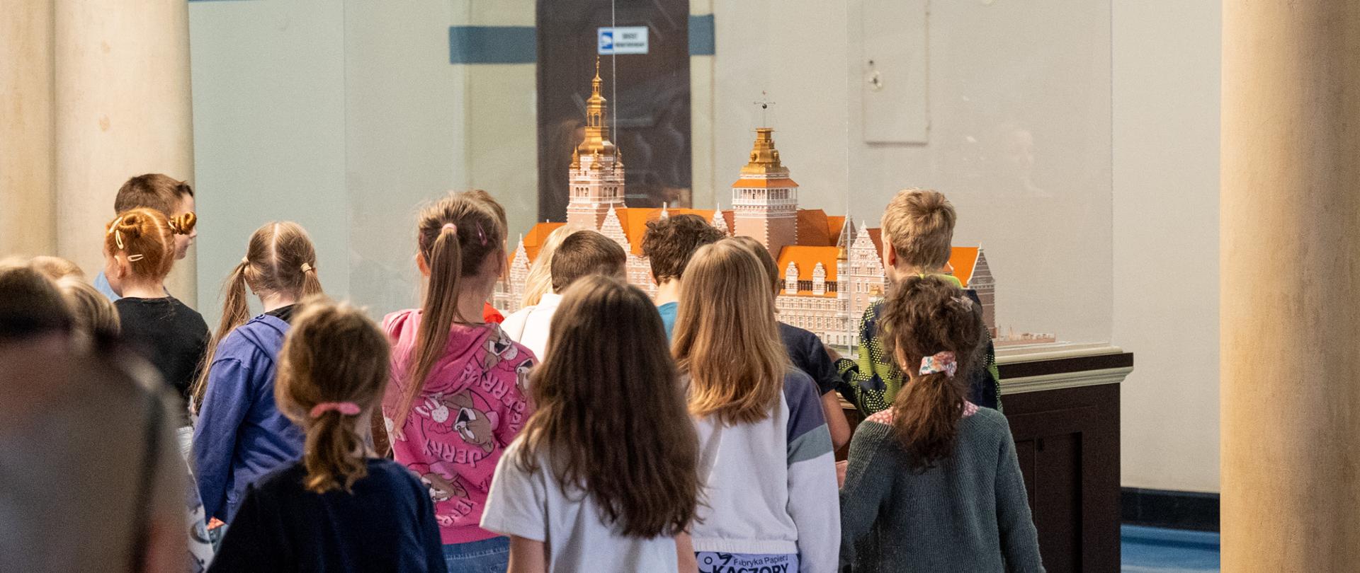 dzieci przed makietą ZUW