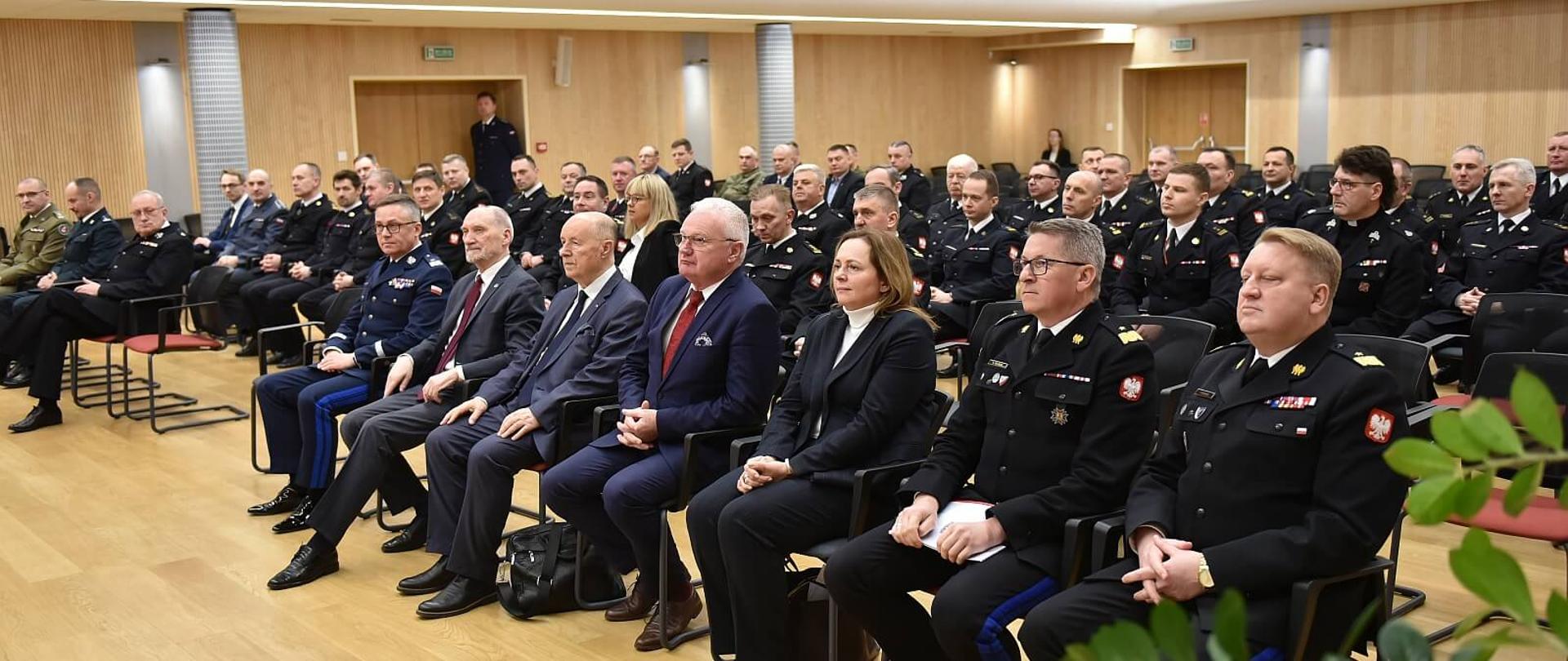 Na sali siedzą podczas narady strażacy i zaproszeni goście