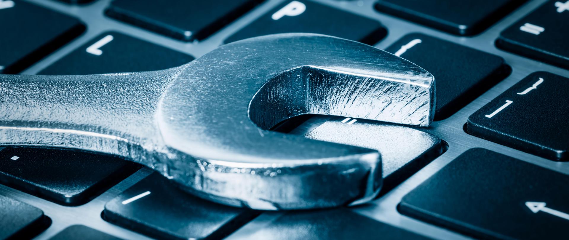 Końcówka klucza na klawiaturze laptopa