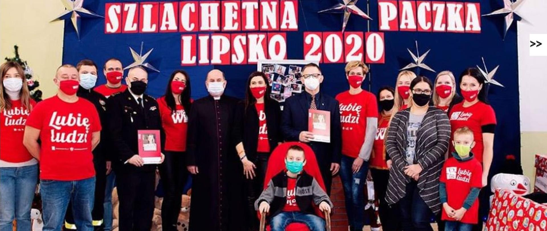 udział strażaków szlachetna paczka zdjęcie grupowe z organizatorami