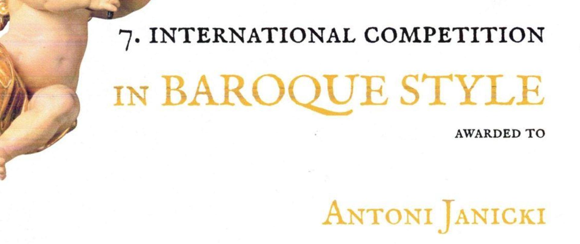 Zdjęcie przedstawia dyplom laureata zdobyty przez Antoniego Janickiego. W lewym górnym rogu znajduje się barokowa figurka dziecka grającego na skrzypcach.