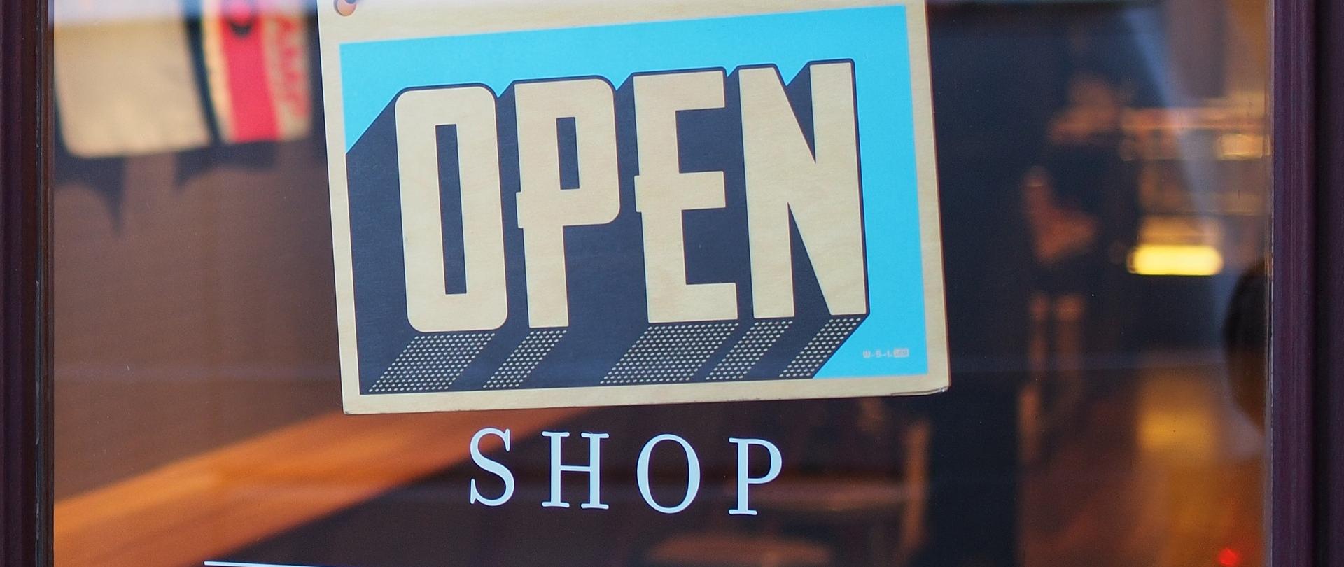 napis na drzwiach wejściowych do sklepu "Open shop" to znaczy "Sklep otwarty"