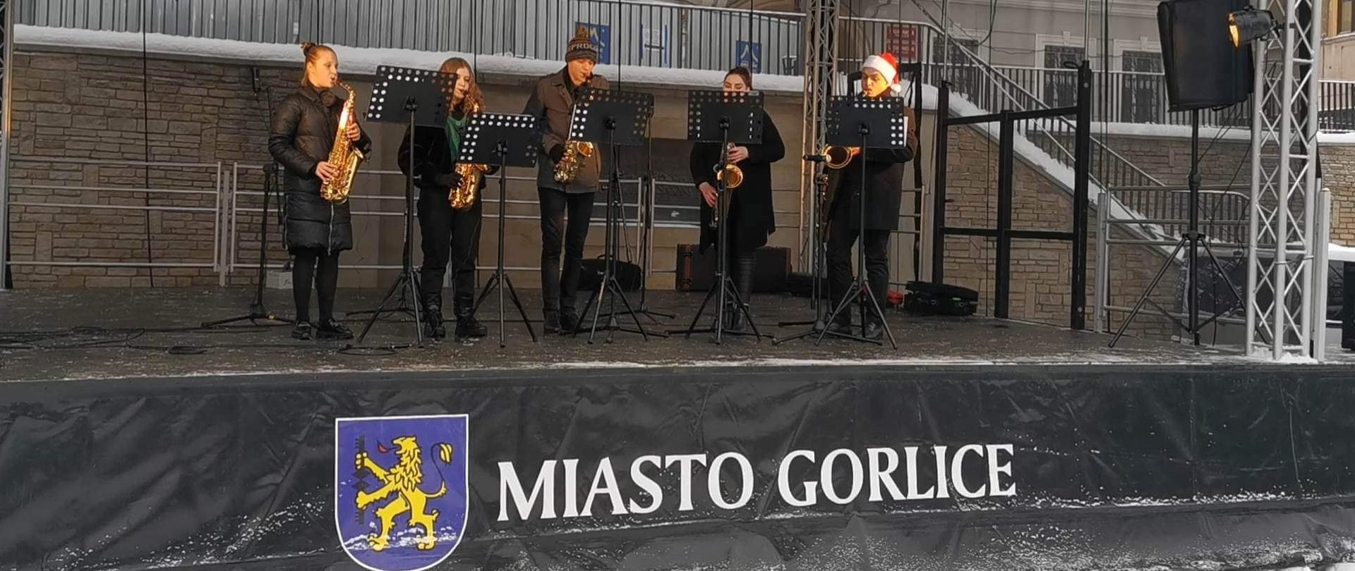 Występ uczniów na gorlickim rynku 