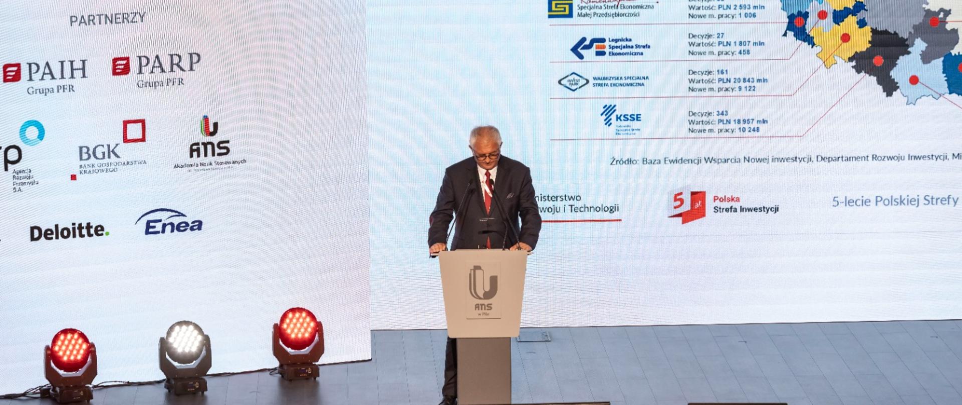 Wiceminister Grzegorz Piechowiak przemawia podczas otwarcia kongresu gospodarczego zorganizowanego z okazji 5-lecia Polskiej Strefy Inwestycji.