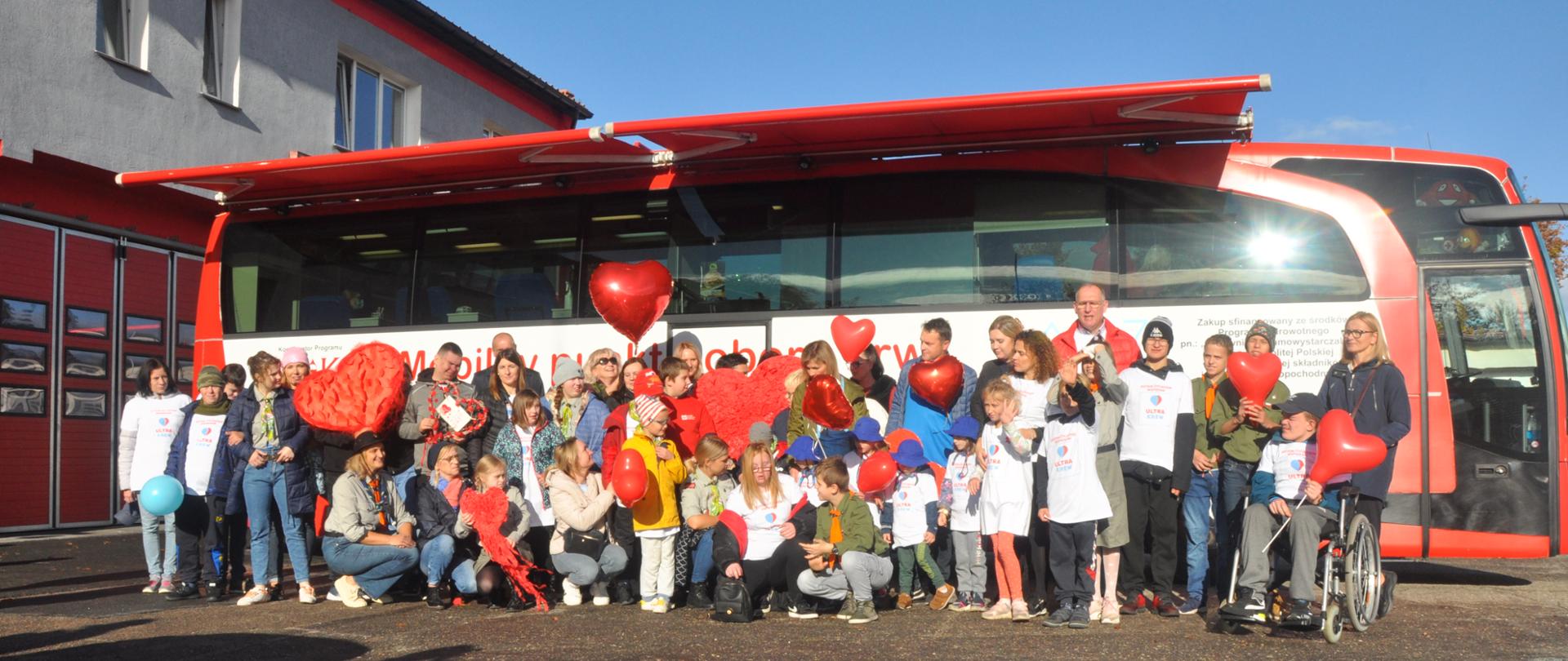 Zdjęcie przedstawia grupę osób wspierających akcje zbiórki krwi