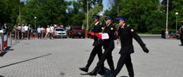 Powiatowe obchody Dnia Strażaka w Namysłowie. Na zdjęciu poczet flagowy.
