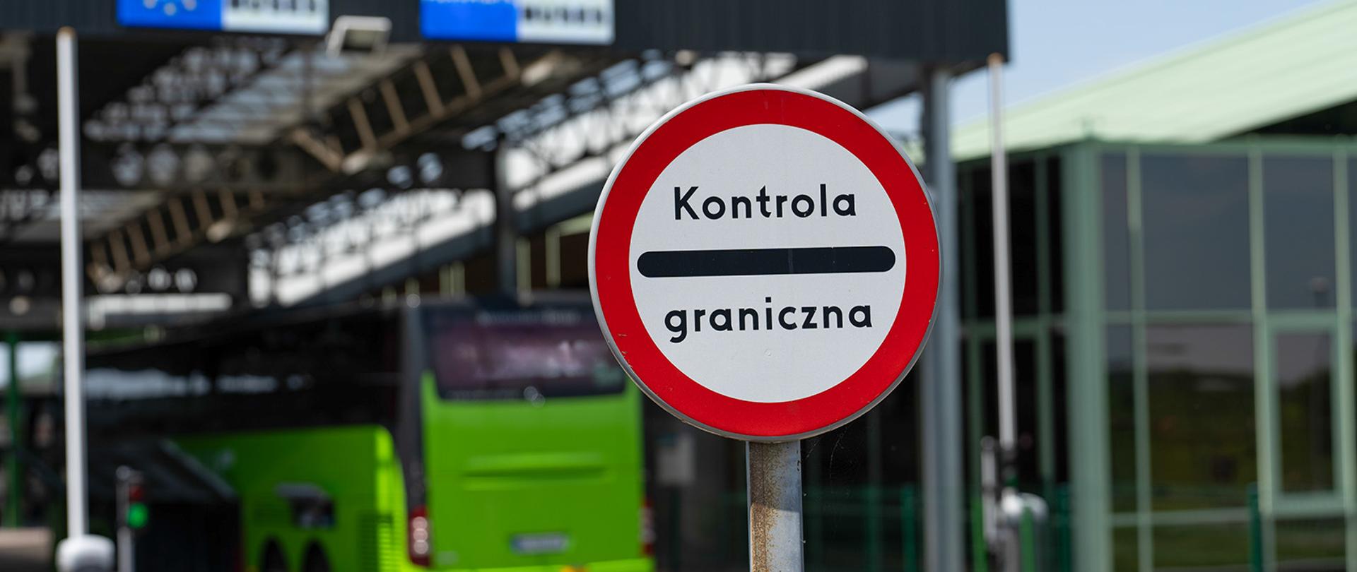 Zdjęcie przedstawia fragment przejścia granicznego i znak: kontrola graniczna