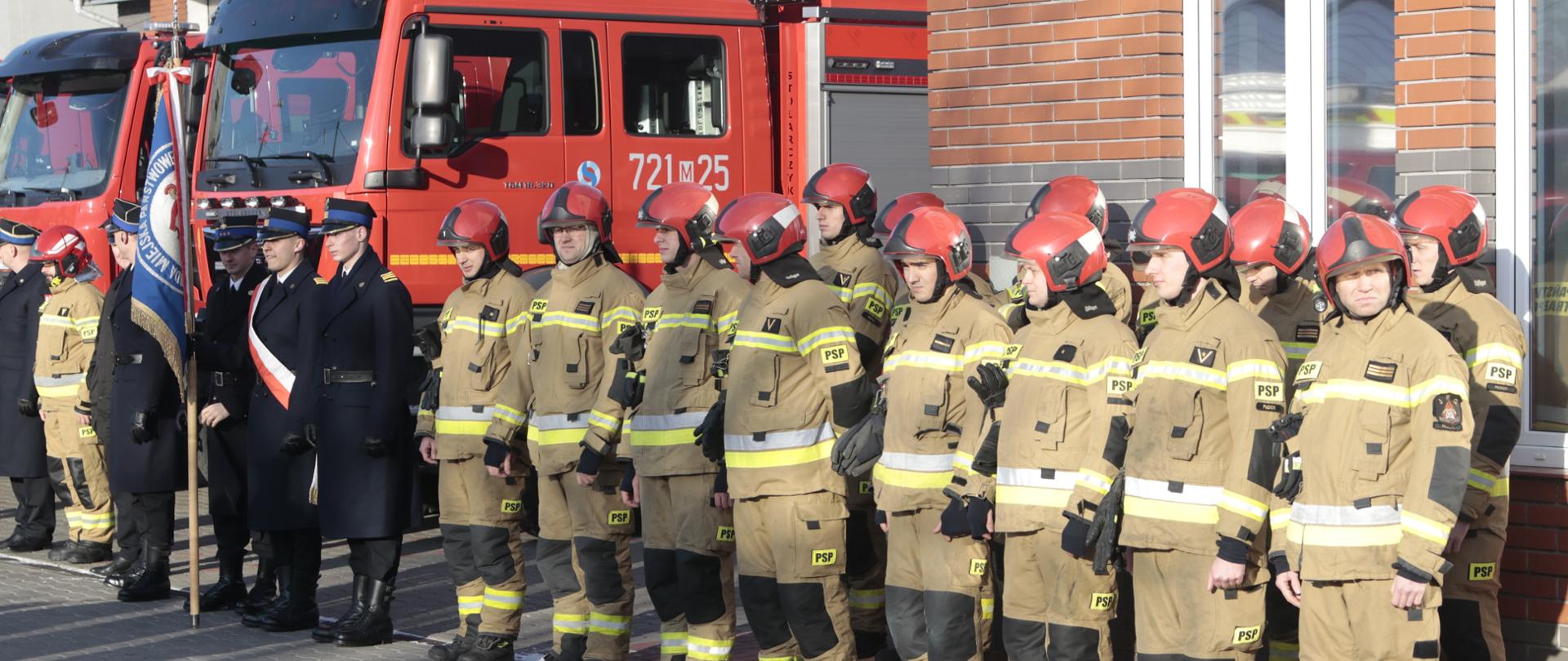 Na zdjęciu poczet sztandarowy KM PSP w Płocku oraz dowódca uroczystości st, kpt. Michał Żółtowski oraz pododział strażaków biorący udział w uroczystości.