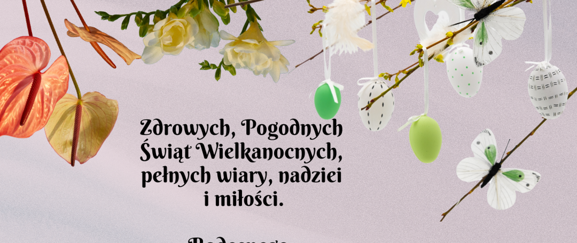 Kartka wielkanocna z życzeniami – na jasnym tle widoczny koszyk z białym królikiem i kolorowymi pisankami, wokół kwiaty i wiosenne dekoracje. Na grafice znajduje się tekst z życzeniami zdrowych, pogodnych Świąt Wielkanocnych oraz podpis Państwowego Powiatowego Inspektora Sanitarnego w Siemiatyczach i pracowników.