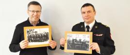 Zdjęcie przedstawia sylwetki Komendanta Miejskiego Państwowej Straży Pożarnej w Rzeszowie st. bryg. Tomasza Barana oraz Rafała Białoruckiego - regionalisty, stojące na białym tle. Mężczyźni trzymają w rękach archiwalne czarno-białe fotografie w pomarańczowych ramkach.