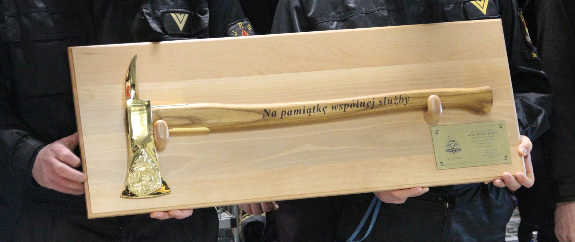 widzimy topór okolicznościowy jaki otrzymali odchodzący ze służby funkcjonariusze. 