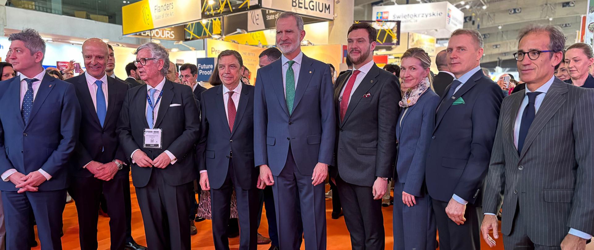 Zdjęcie grupowe polskiej delegacji z królem Hiszpanii