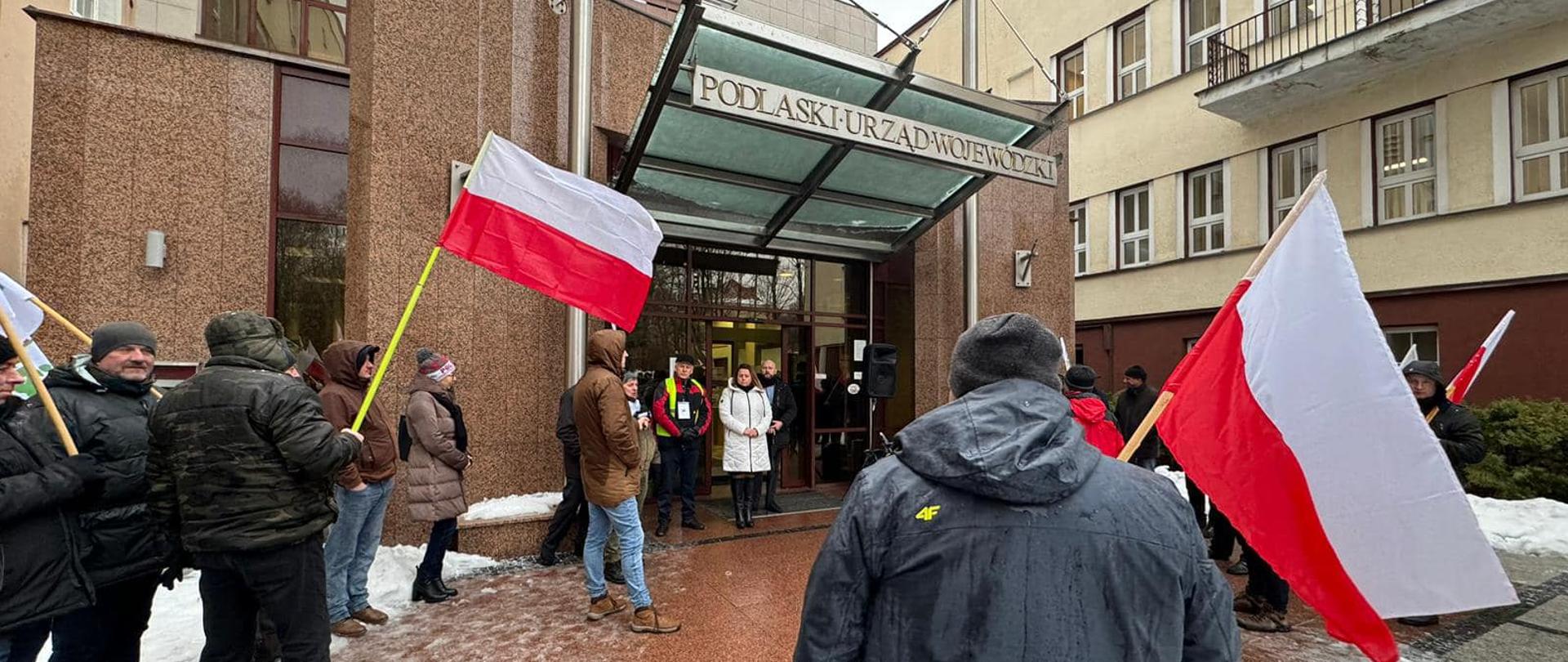 Wicewojewoda Ewa Kulikowska spotkała się z rolnikami protestującymi pod Podlaskim Urzędem Wojewódzkim. 