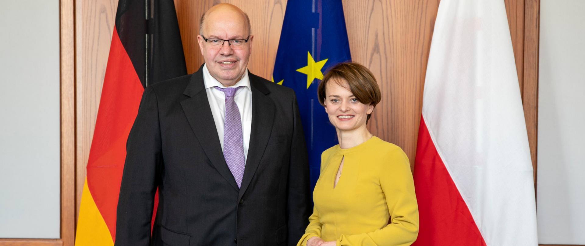 Minister Emilewicz i minister gospodarki Peter Altmaier na tle flag 