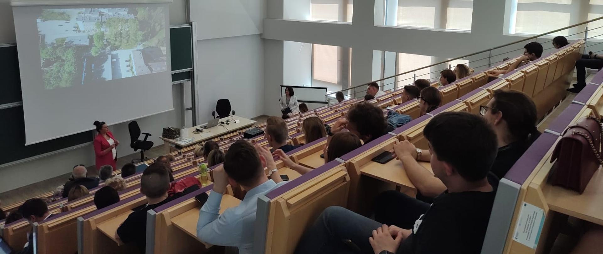 Pani Jolanta Dankiewicz Prezes Szpitala Na Wyspie Sp. z o.o. w Żarach przedstawia prezentację szpitale przed studentami UZ i zaproszonymi gośćmi