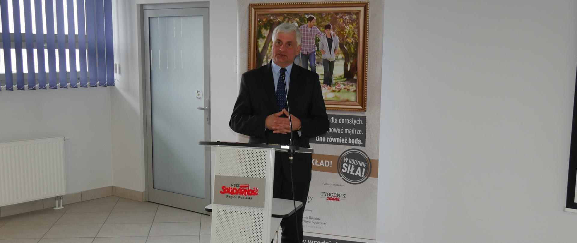 Wojewoda podlaski na konferencji o wyzwaniach rodziców nastolatków
