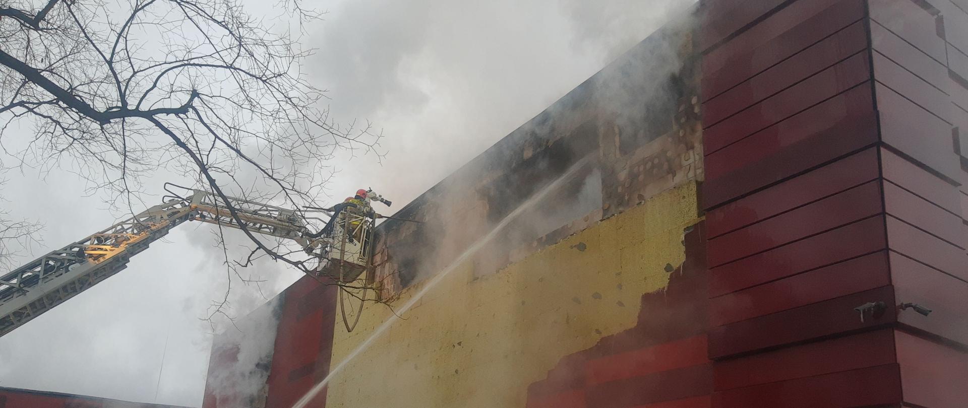 zdjęcie przedstawia pożar i podawanie prądu wody z działka gaśniczego.